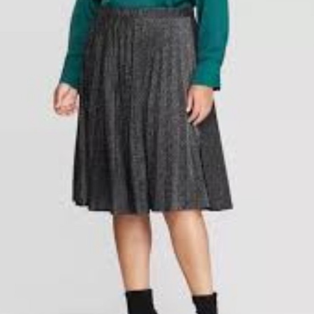 Ava & Viv NWT
Size 1X (Plus) Black Metallic Pleated Skirt